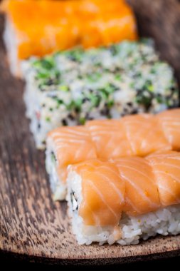 Somon ve karides soslu suşi.