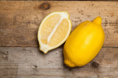 taze dilimlenmiş limon