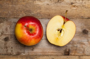 Kırmızı elma dilim ve tüm elmayı