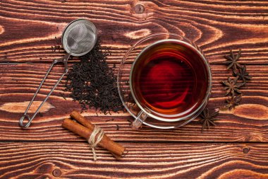 Fincan çay, tarçın, süzgeç top