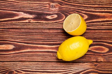 Taze yarım kesilmiş ve bütün limon Üstten Görünüm