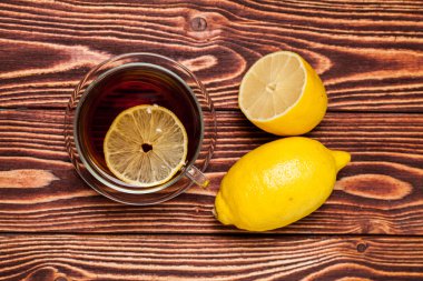Ahşap üzerine limonlu çay