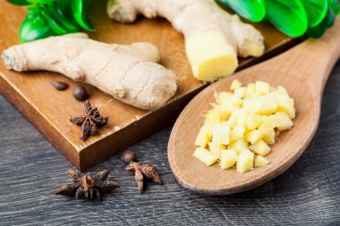 ormanlık bir tezgah karşı zencefil