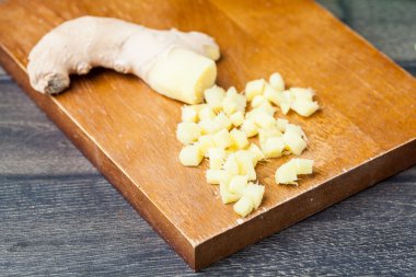 ormanlık bir tezgah karşı zencefil