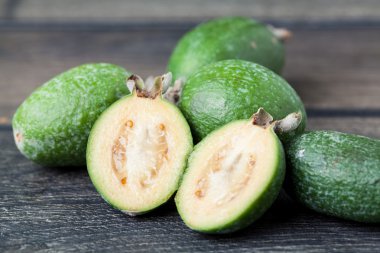 Feijoa koyu ahşap arka plan üzerinde.