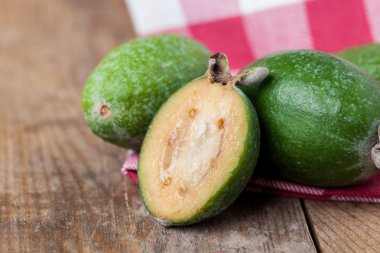 Feijoa koyu ahşap arka plan üzerinde.