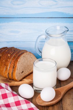 ekmek, yumurta ve süt cam ahşap tablo