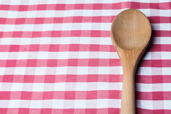 Cuchara de madera y una toalla — Foto de Stock