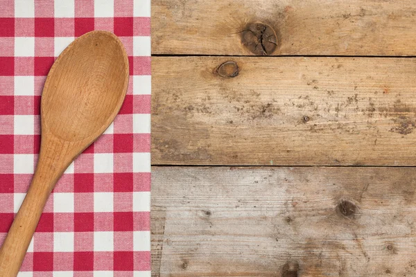 Mesa de madera cubierta con mantel rojo a cuadros — Foto de Stock