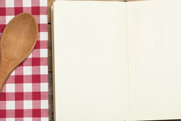 Mesa de madera con libro de cocina y cuchara — Foto de Stock