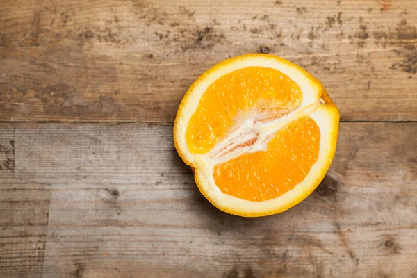 Φυσικό πορτοκάλι στο τραπέζι — Φωτογραφία Αρχείου