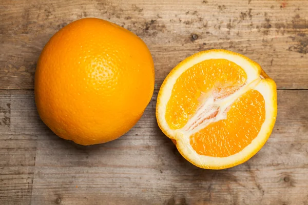 Frische Orangen auf dem Tisch — Stockfoto