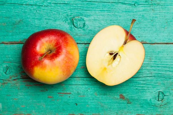 Красный яблочный ломтик и целое яблоко — стоковое фото
