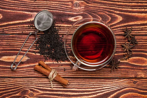 Tazza di tè, cannella, palla filtrante — Foto Stock