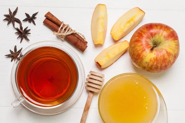 Чай, яблоко и мед — стоковое фото