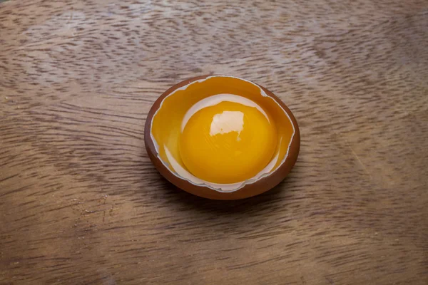 Зламане сире коричневе яйце — стокове фото