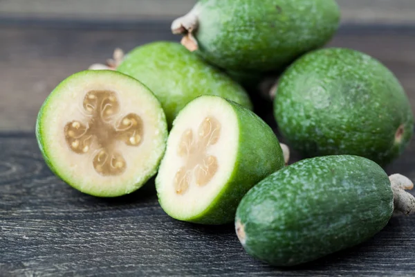 Feijoa koyu ahşap arka plan üzerinde.