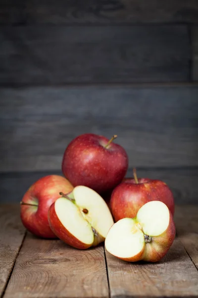 Reife frische rote Äpfel — Stockfoto