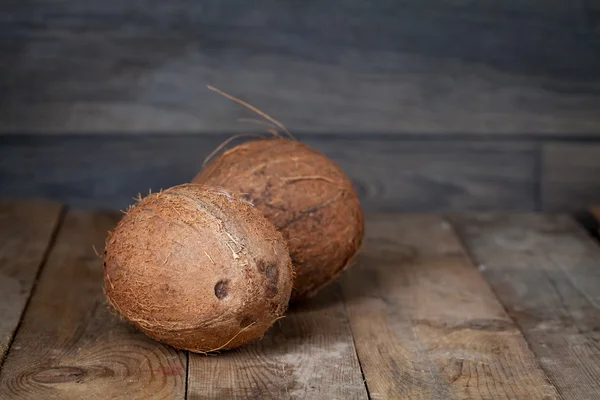 Kokosnüsse auf rustikalem Holztisch — Stockfoto