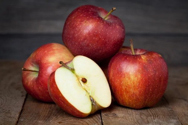 Mogna färska röda äpplen — Stockfoto