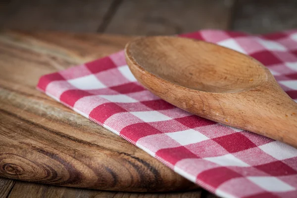 Tabla de cortar de madera, cuchara, servilleta — Foto de Stock