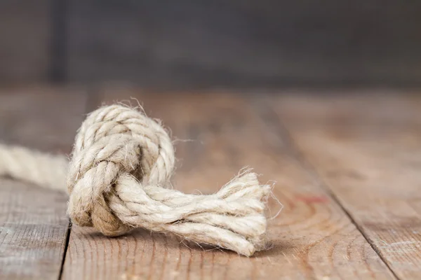 Стара мотузка, прив'язана до пучка — стокове фото