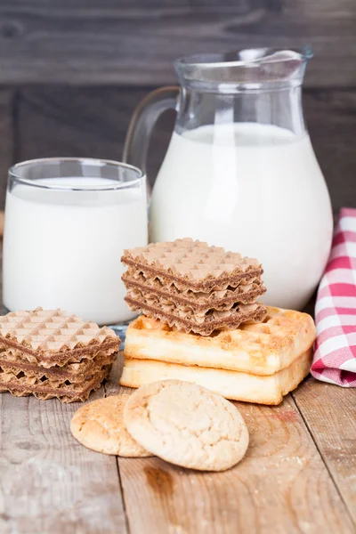 Cookies σε ξύλινο φόντο — Φωτογραφία Αρχείου