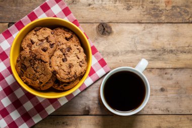 Bir fincan kahve ve kurabiye.