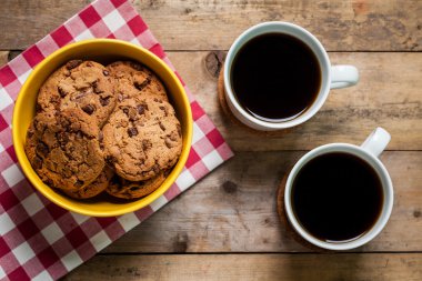 Bir fincan kahve ve kurabiye.