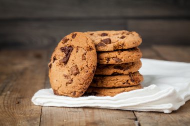 Çikolata parçacıklı kurabiye.