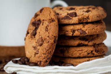 Çikolata parçacıklı kurabiye.