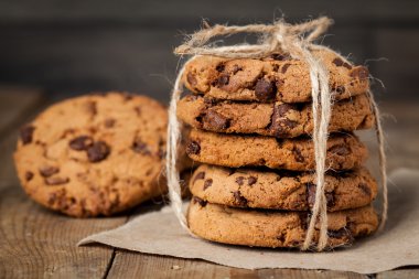 Çikolata parçacıklı kurabiye.