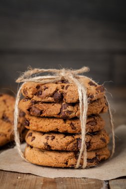 Çikolata parçacıklı kurabiye.