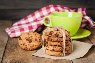 Çikolata parçacıklı kurabiye.