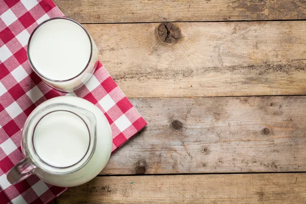 Leche fresca en vaso y botella — Foto de Stock