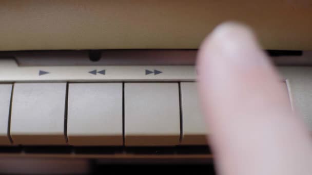 Finger menekan tombol jeda pada pemutar pita retro lama, tutup — Stok Video