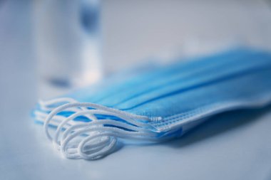 Cerrahi maskeler, koronavirüsten korunmak için yakın plan. Corona virüsü COVID-19 koruma yayıyor. Yumuşak odak