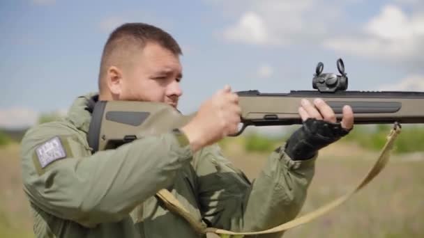 The shooter shoots from the rifle. European man with rifle, close-up — Stock Video