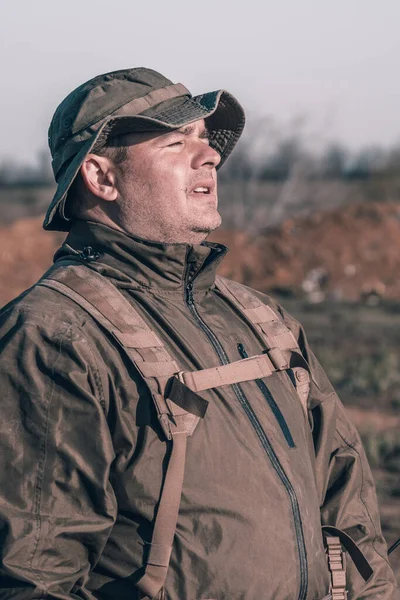 Portret van een jonge blanke man in militair uniform close-up — Stockfoto