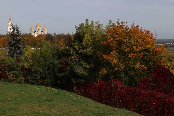 Jesienny Krajobraz Widok Góry Rzeki Las Kościoły Wzgórza Domy Piękna — Zdjęcie stockowe
