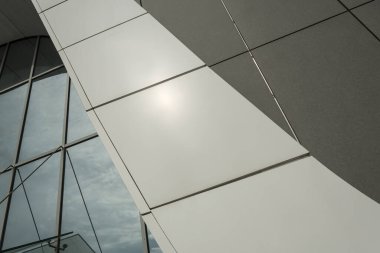 Geometrik renkli bina cephesi elementleri, beyaz, mavi, gri renklerin soyut arkaplan ve dokusu için ışık fişeği ve yansıması olan uçaklar, çizgiler ve köşeler. Metin için yer