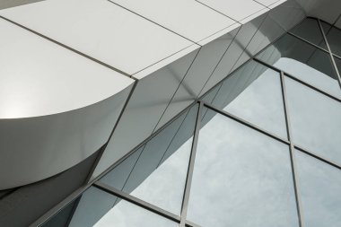 Geometrik renkli bina cephesi elementleri, beyaz, mavi, gri renklerin soyut arkaplan ve dokusu için ışık fişeği ve yansıması olan uçaklar, çizgiler ve köşeler. Metin için yer