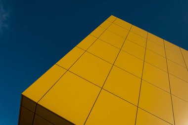 Geometrik renkli bina cephesi elementleri, beyaz, mavi, gri renklerin soyut arkaplan ve dokusu için ışık fişeği ve yansıması olan uçaklar, çizgiler ve köşeler. Metin için yer