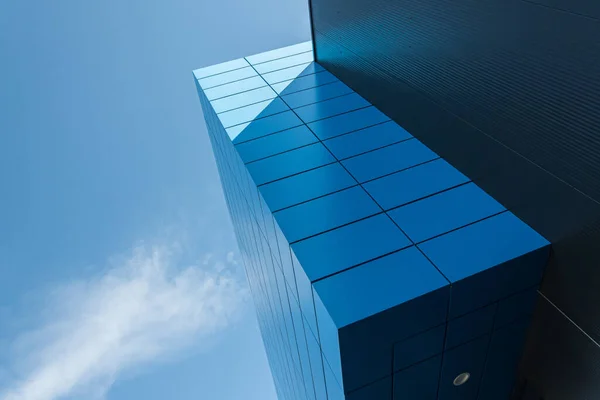 귀퉁이에 추상적 파란색 회색의 질감에 반사가 기하학적 건물의 요소들 원문을 — 스톡 사진