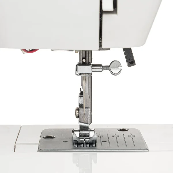 缝纫机 用于在白色孤立的背景上用织物缝制衣服 — 图库照片
