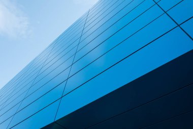 Geometrik renkli bina cephesi elementleri, beyaz, mavi, gri renklerin soyut arkaplan ve dokusu için ışık fişeği ve yansıması olan uçaklar, çizgiler ve köşeler. Metin için yer