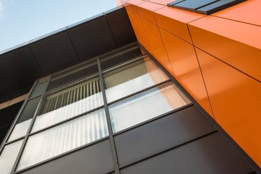 Geometrik renkli bina cephesi elementleri, beyaz, mavi, gri renklerin soyut arkaplan ve dokusu için ışık fişeği ve yansıması olan uçaklar, çizgiler ve köşeler. Metin için yer