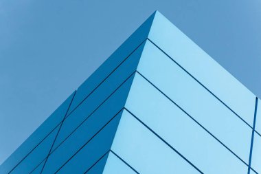 Geometrik renkli bina cephesi elementleri, beyaz, mavi, gri renklerin soyut arkaplan ve dokusu için ışık fişeği ve yansıması olan uçaklar, çizgiler ve köşeler. Metin için yer