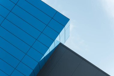 Geometrik renkli bina cephesi elementleri, beyaz, mavi, gri renklerin soyut arkaplan ve dokusu için ışık fişeği ve yansıması olan uçaklar, çizgiler ve köşeler. Metin için yer