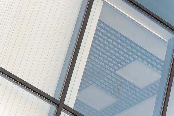 Geometrische Farbige Fassadenelemente Mit Flächen Linien Und Ecken Mit Lichtreflexen — Stockfoto